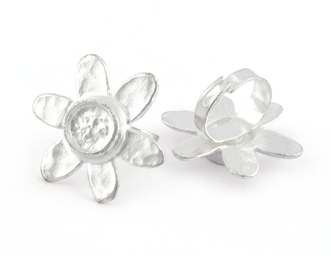 Daisy Flower Ring ,Adjustable,Round Blank Bezel Setting-Shiny Silver Plated 5349