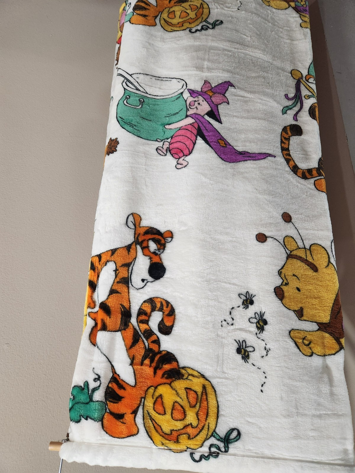 DISNEY WINNIE THE POOH & FRIENDS HALLOWEEN NWT PLUSH THROW 50IN X 70IN POLYESTER