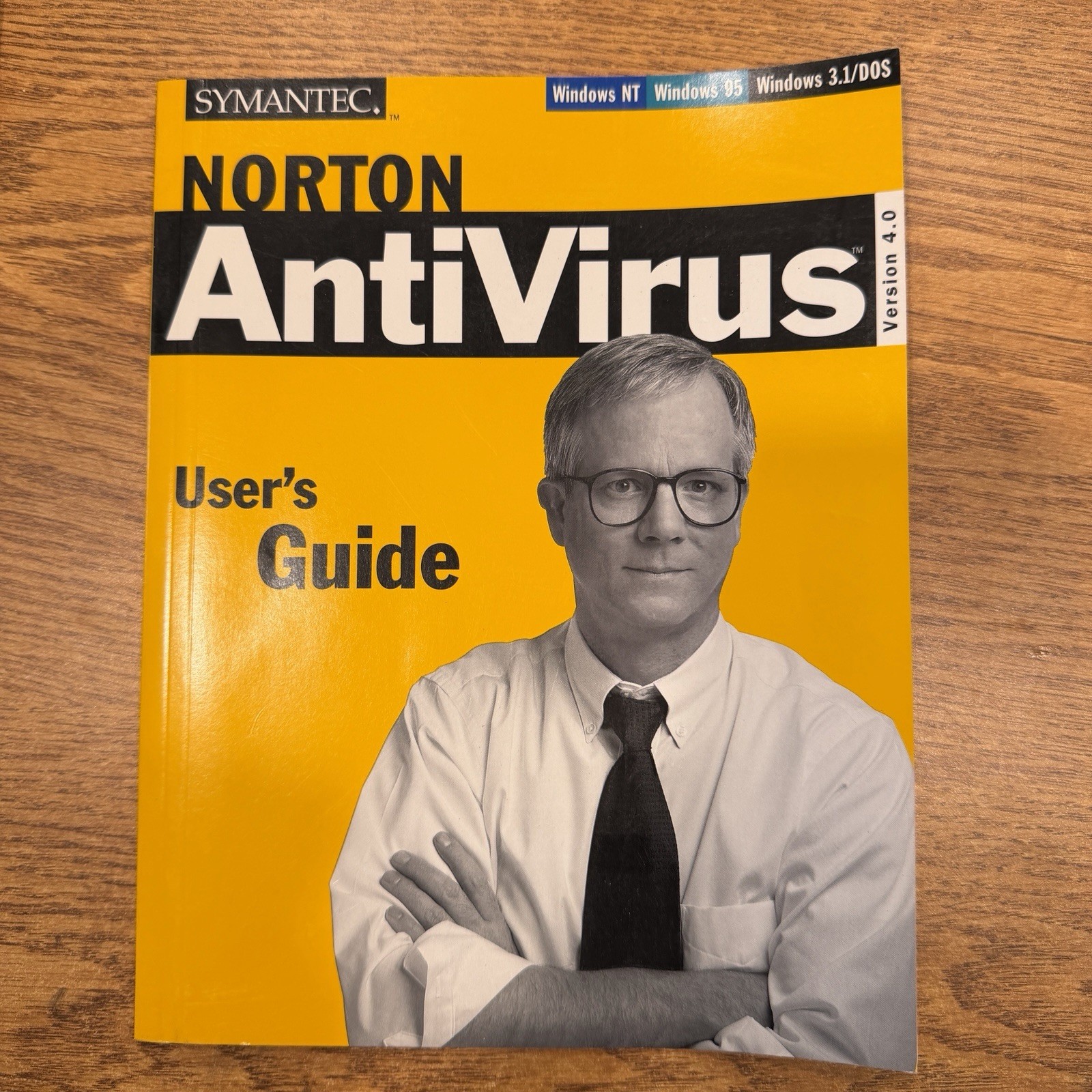 Norton AntiVirus User's Guide Windows NT Windows 98 & 95 Windows 3.1/DOS Book
