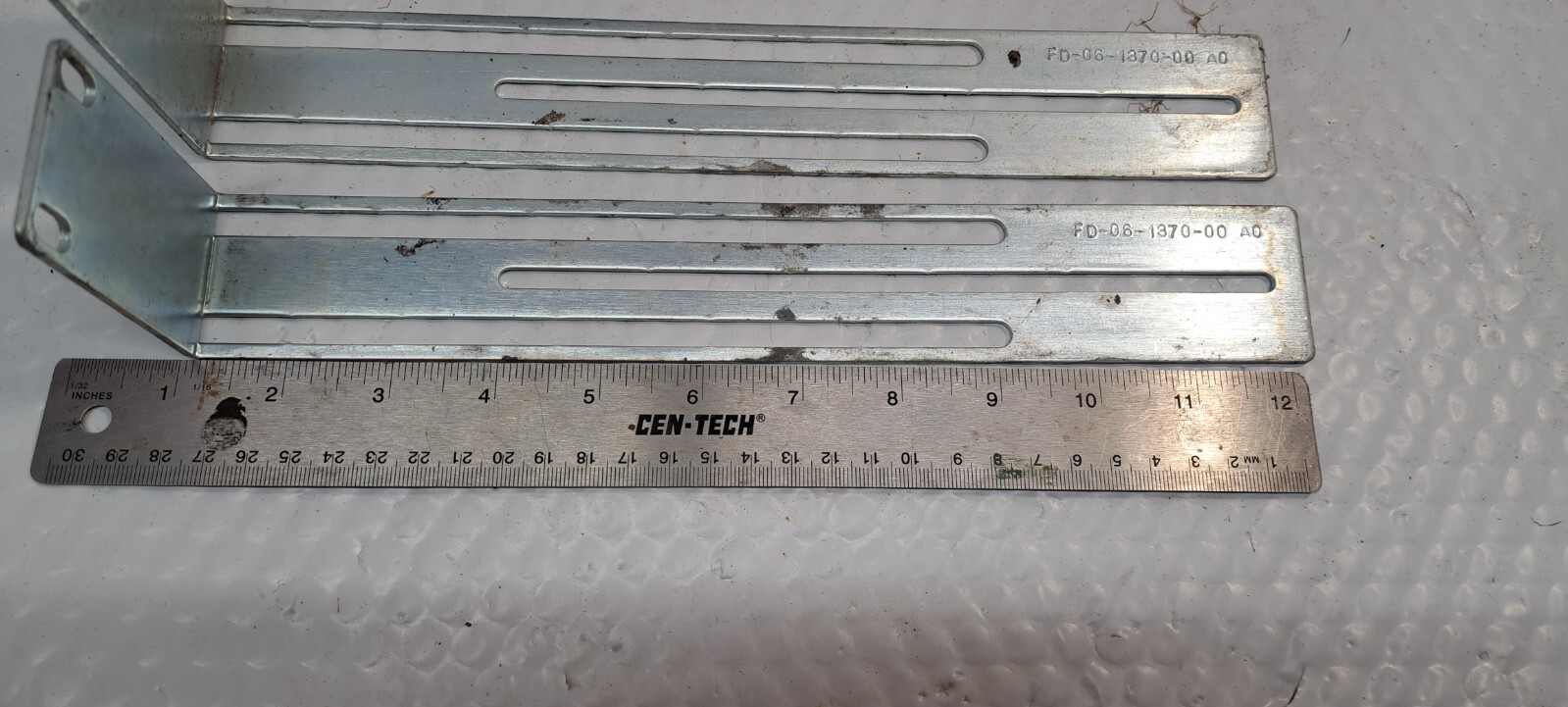 2 X mounting brackets FD-06-1370-00 USED