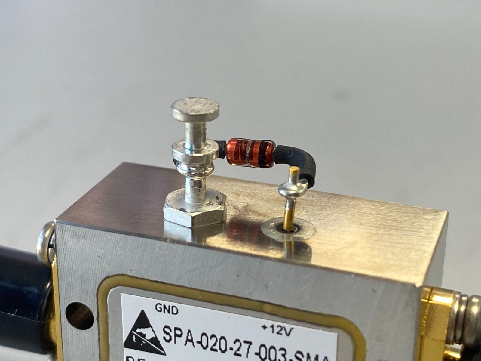 RF AMPLIFIER 0.5-2.5GHz 30db 27dbm 12V 0.2A SPA-020-27-003-SMA