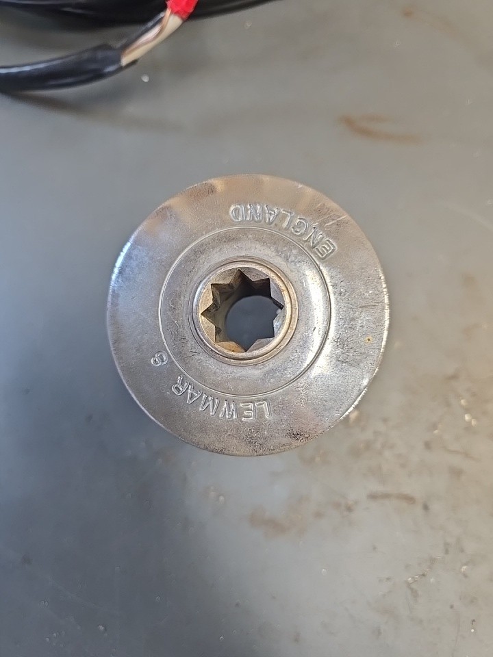 USED LEWMAR 8 SINGLE SPEED NEEDS CLEAN AND SERVICED