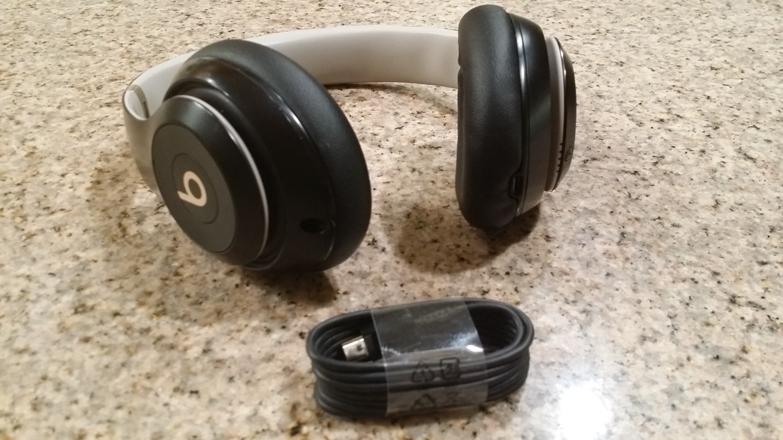 Beats Studio Pro - Wireless Bluetooth Noise Cancelling Headphones - Black/Gold