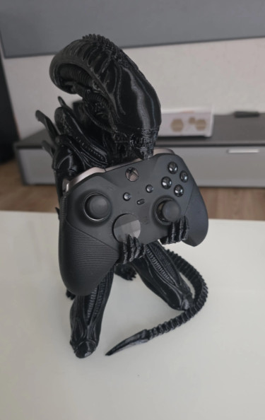 ALIEN controller stand for Playstation and Xbox