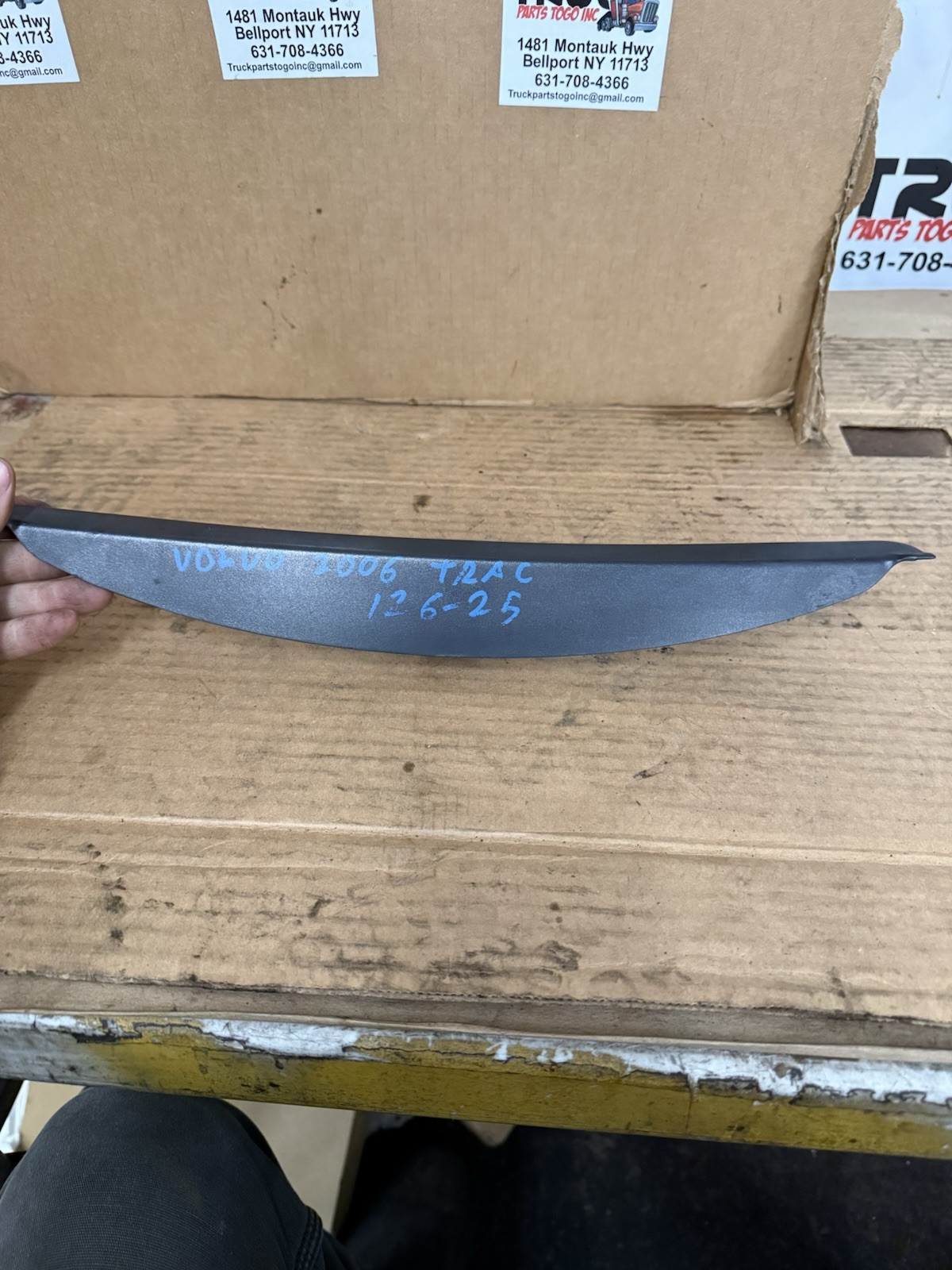 VOLVO VNL FRONT LEFT DASH DASHBOARD COVER TRIM PANEL - USED P/N: 20429686