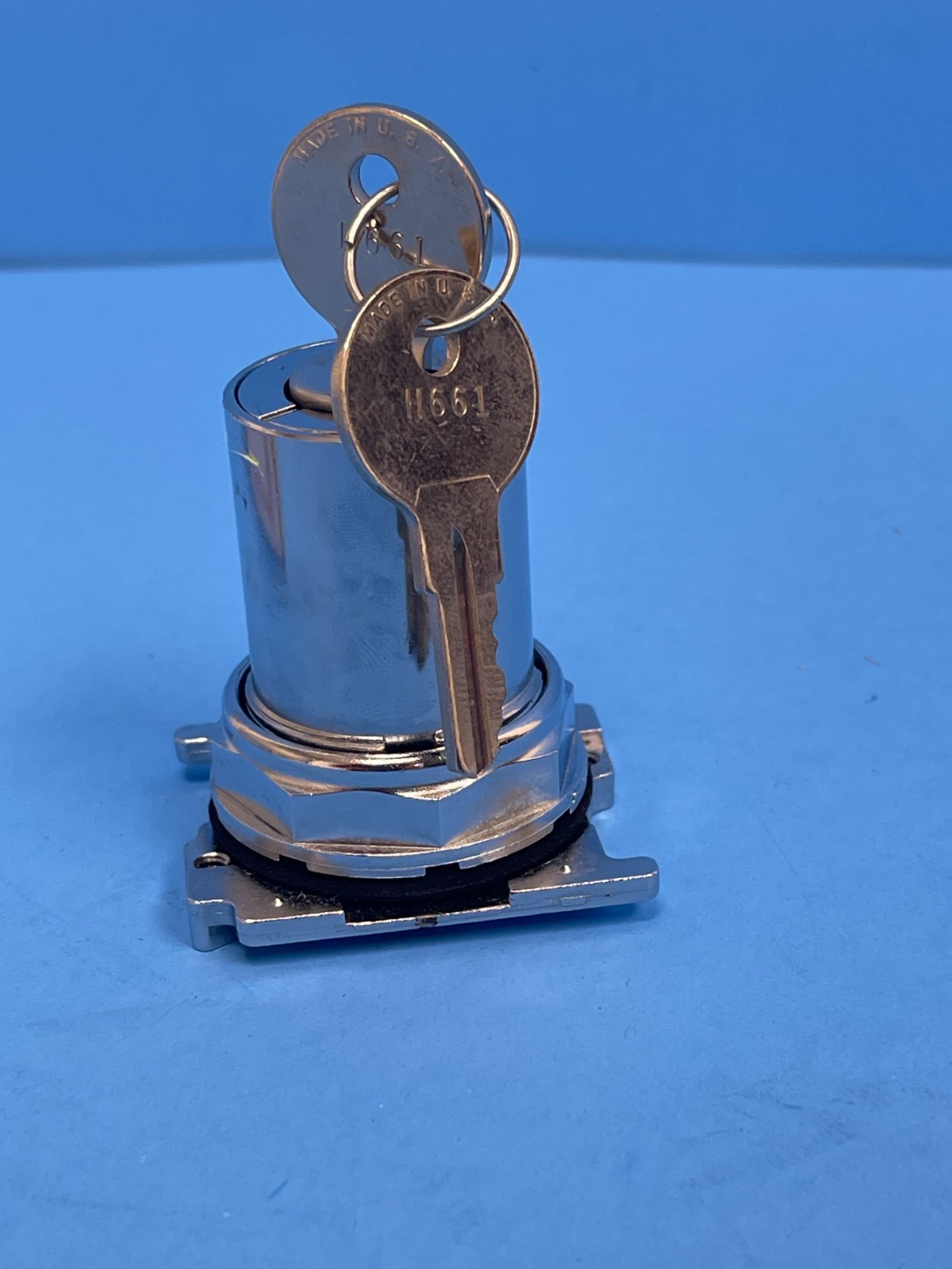 Cutler Hammer 10250T15112 30mm 2-Position Maintained Keylock Selector Switch