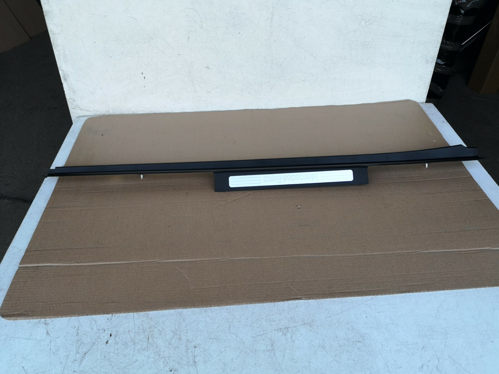 MERCEDES BENZ R320 2006 W251 FRONT LEFT DOOR SILL SCUFF PLATE TRIM A2516800135