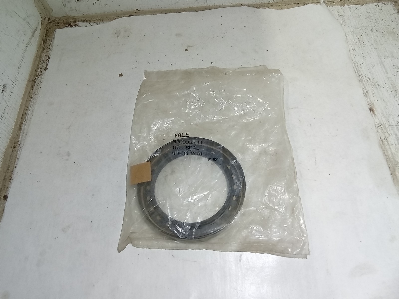 YALE 920803300 OIL SEAL (E12B3)