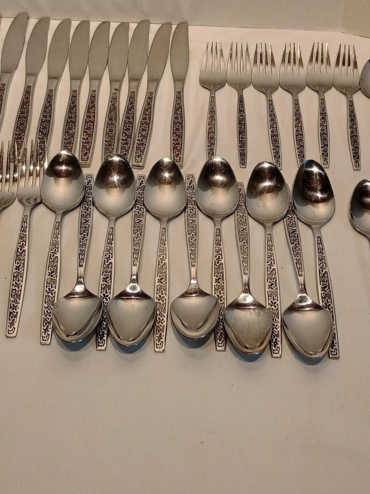 Vintage LA SPANA Flatware 64 pieces Service For 12