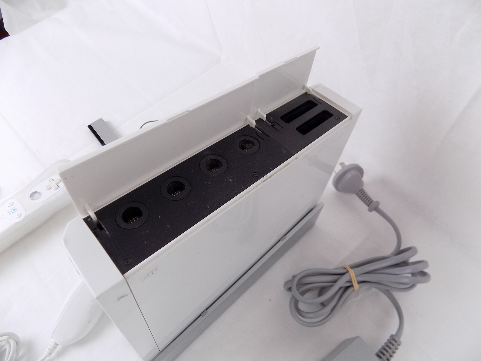 Nintendo Wii Console + HDMI Converter + 2x Controller Sets + Sensor Bar