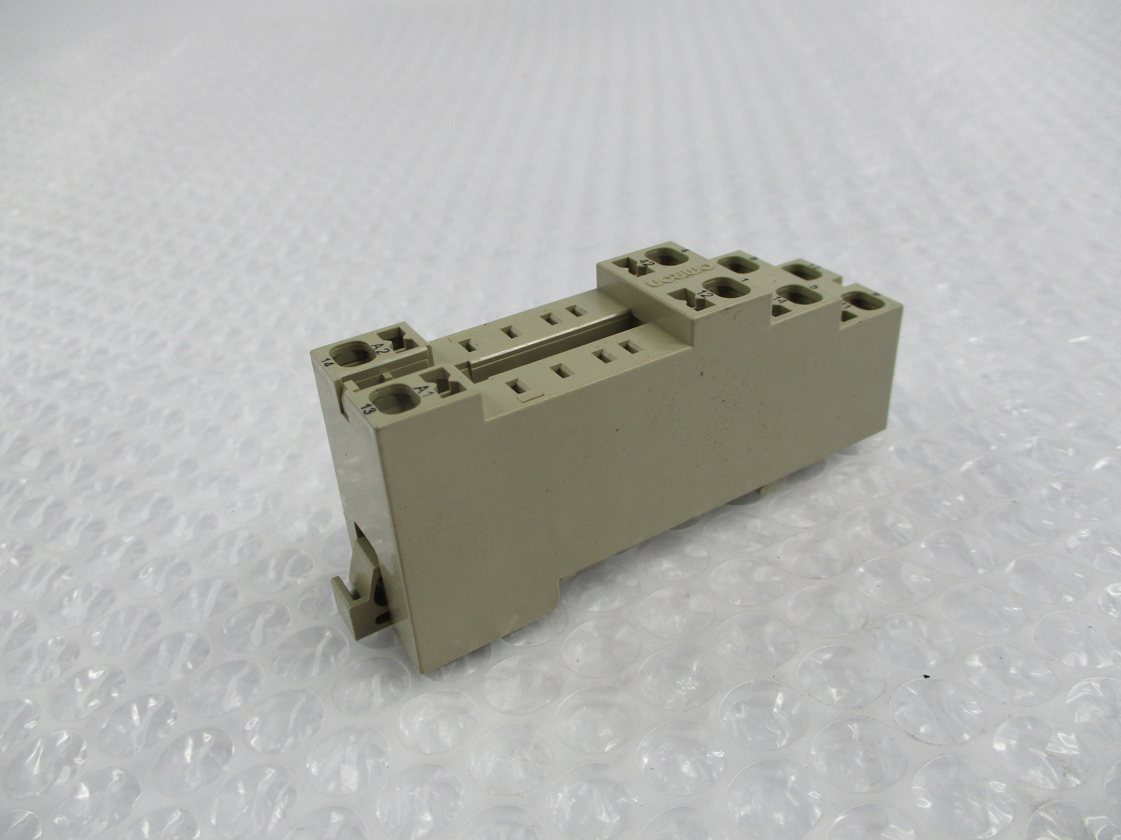 OMRON PYF08S RELAY BASE NSNP