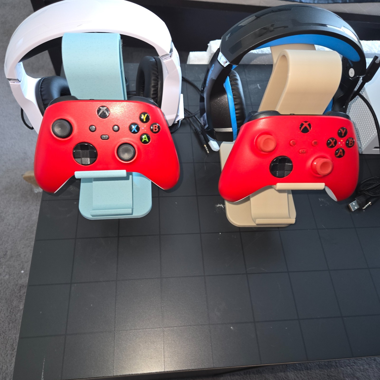 Gaming controller and headphone standing holder
