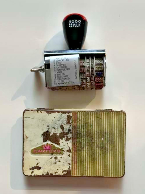 2000 PLUS DNSD-1 12 Message Date Stamp with Vintage Carter's Metal Ink Pad Tin