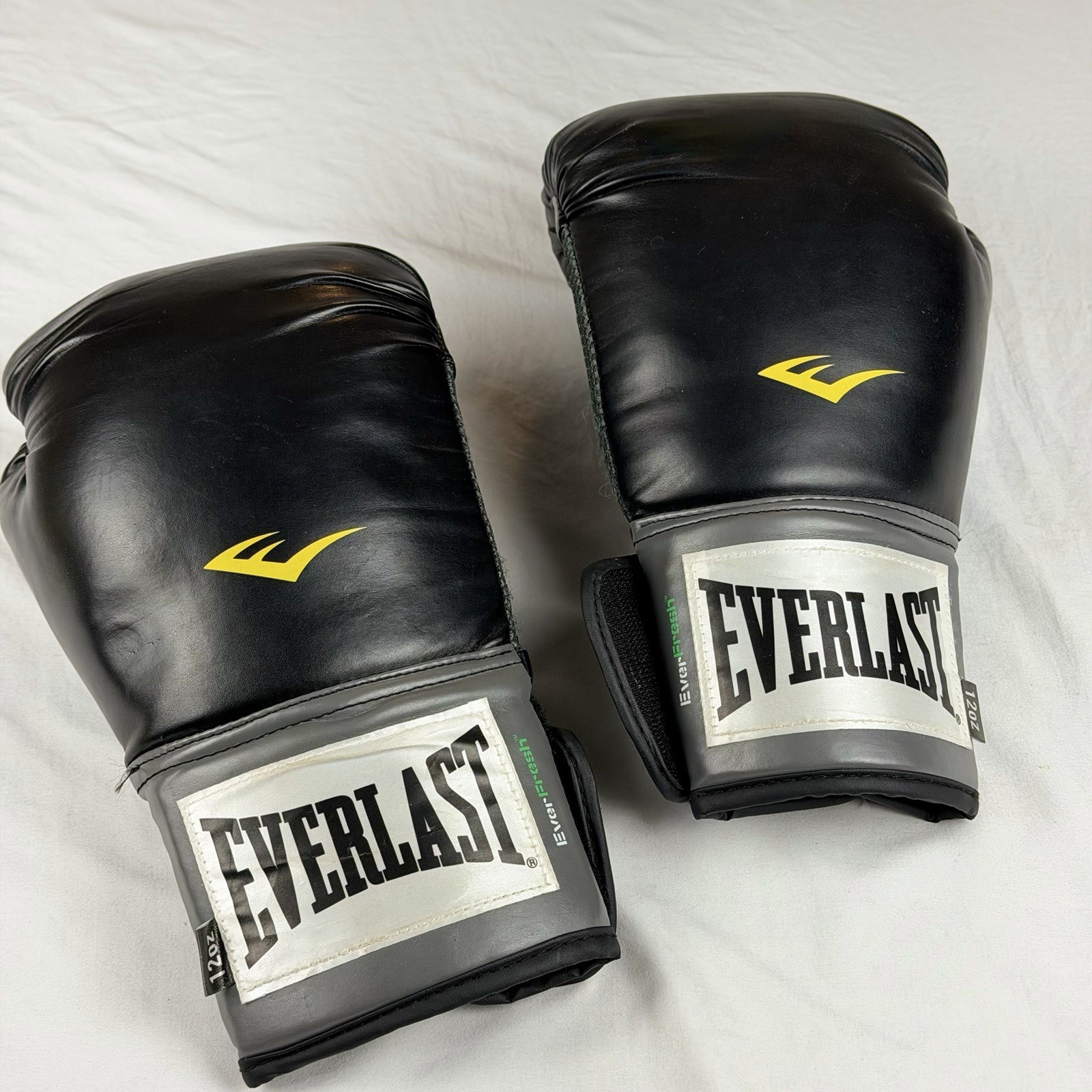 Everlast EverFresh 12 oz Boxing Training Gloves Black Gray Pair Hook Loop
