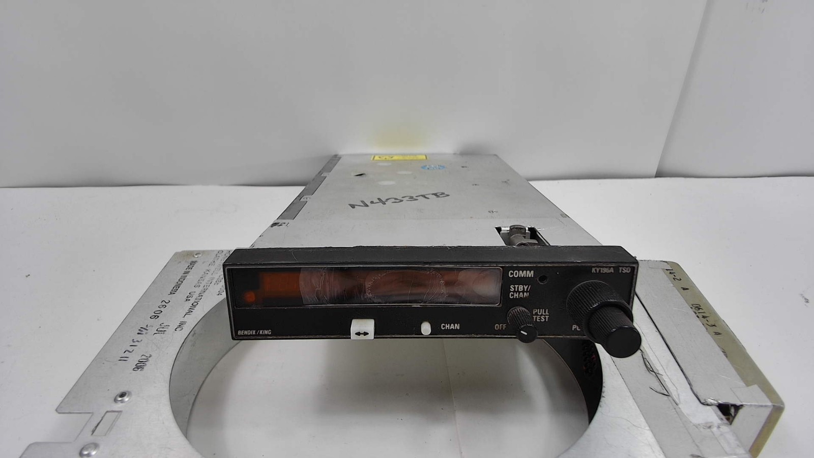 VHF COMM KY-196A Bendix King 064-1054-60 with tray