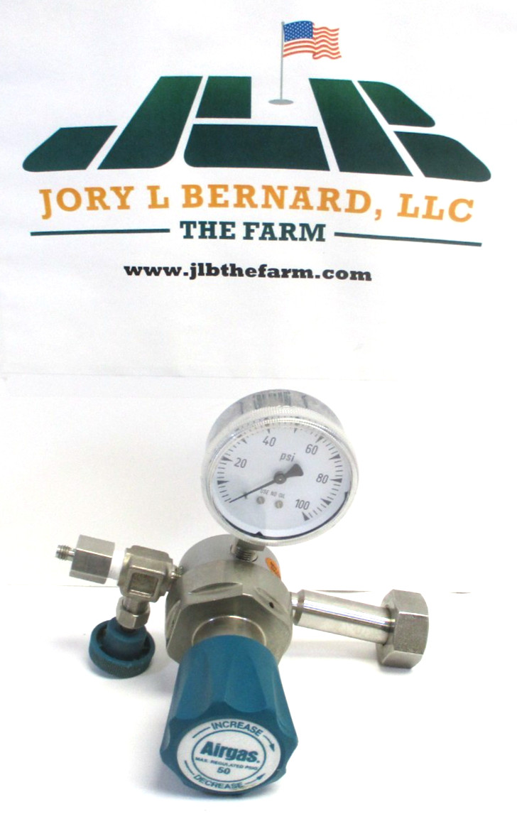 AIRGAS, GAS REGULATOR, Y11-C520C, 400-PSI INLET, 1/4" FNPT, USED