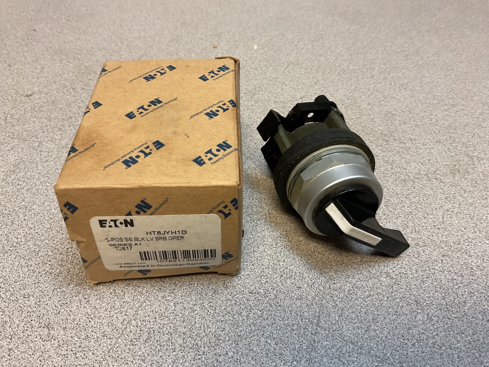 NEW IN BOX  EATON HT8JYH1D 3 Position Selector Switch Black