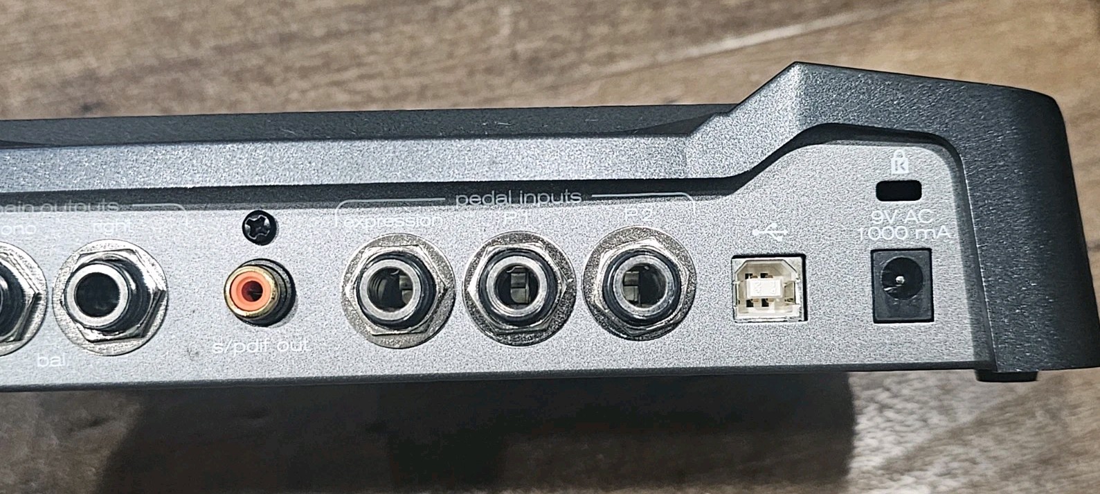M-Audio Black Box Guitar Multi-Effect Processor/Interface + Pedal Board