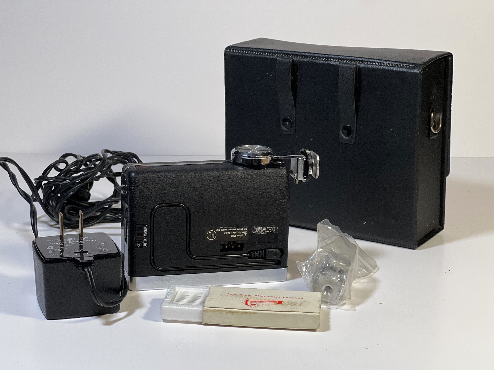 Vivitar Auto 281 Flash Kit with Case and Wide Angle