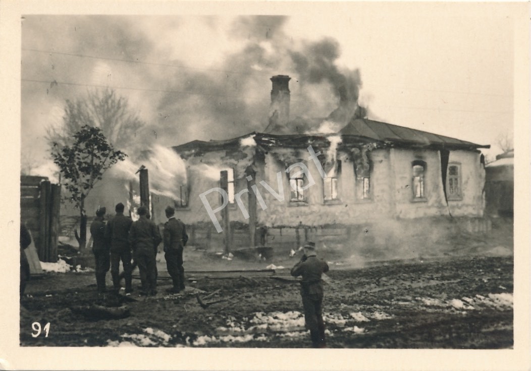 Foto WK2 Wehrmacht Soldiers Burning House Small Town Russia M1.91