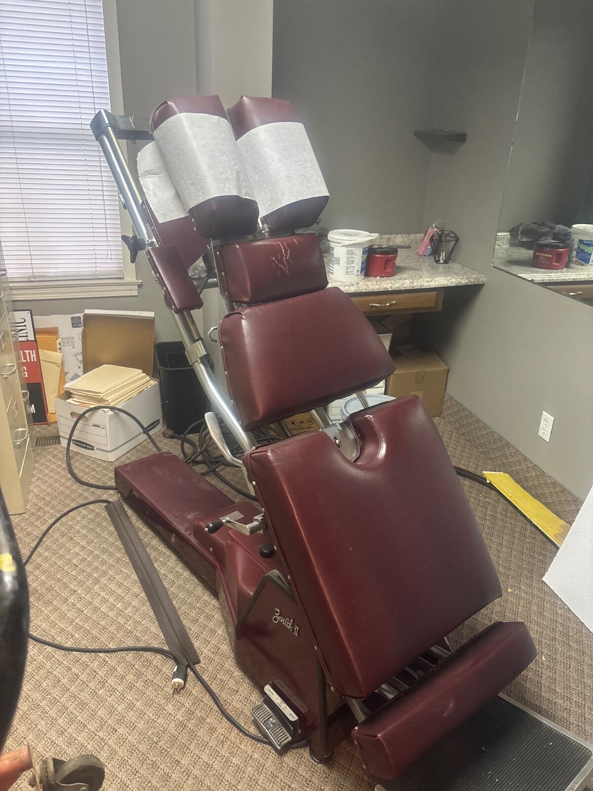 Zenith 210 HiLo 1st gen Chiropratic table