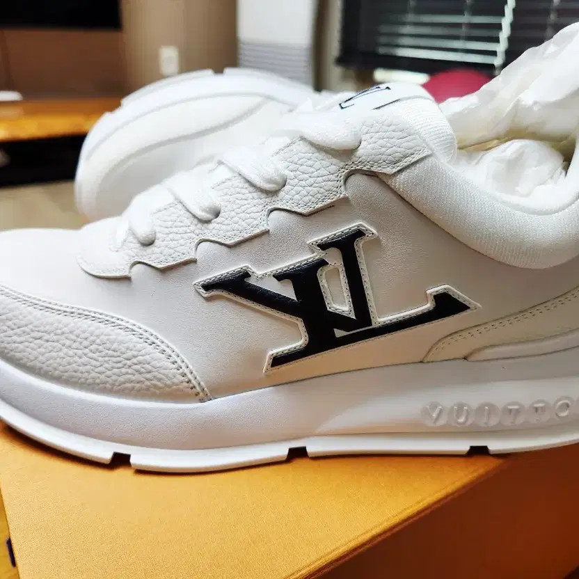 Louis Vuitton Classic LV Sneakers New 270 Official