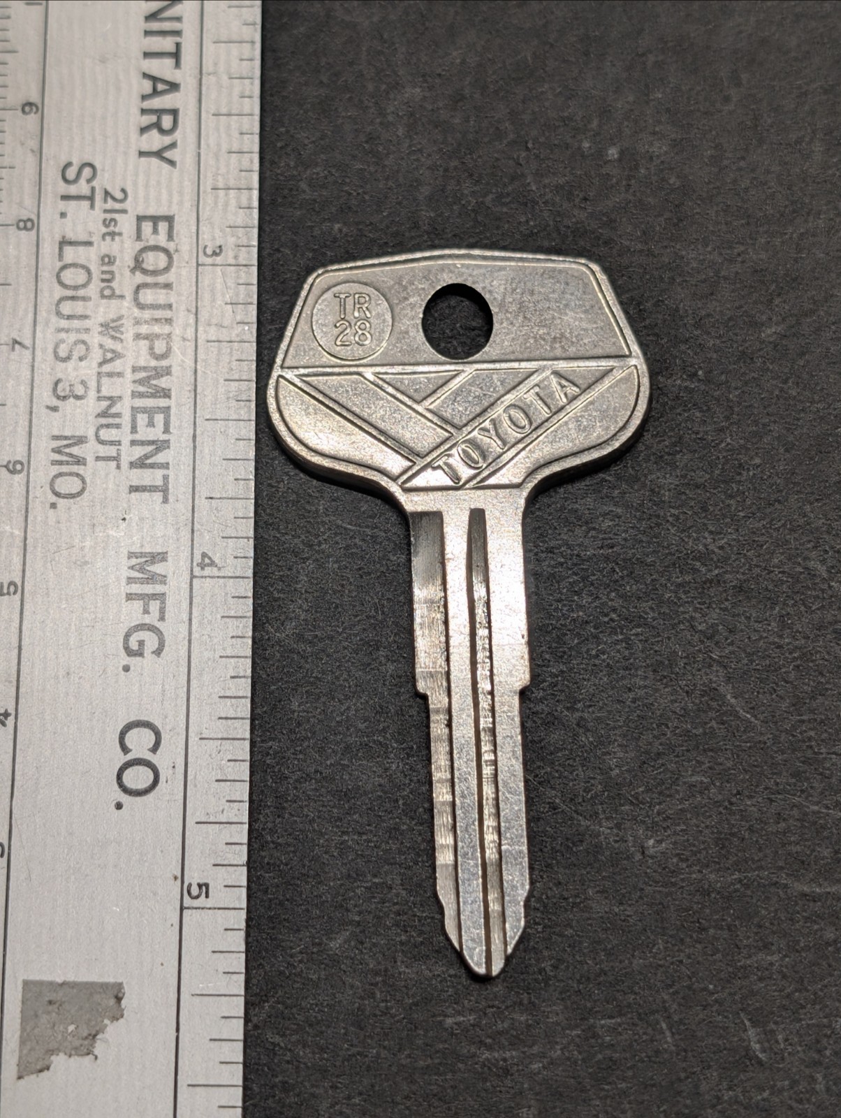 NOS UNCUT Toyota  TR-28, X37 key blank made in USA