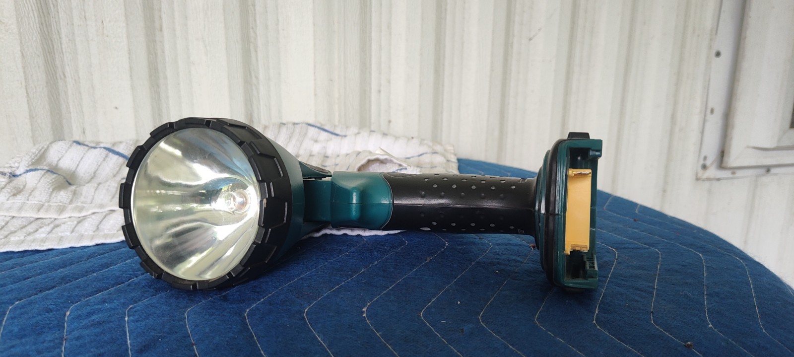 Makita BML185!18-Volt LXT Lithium-Ion Cordless 12 L.E.D. Flashlight