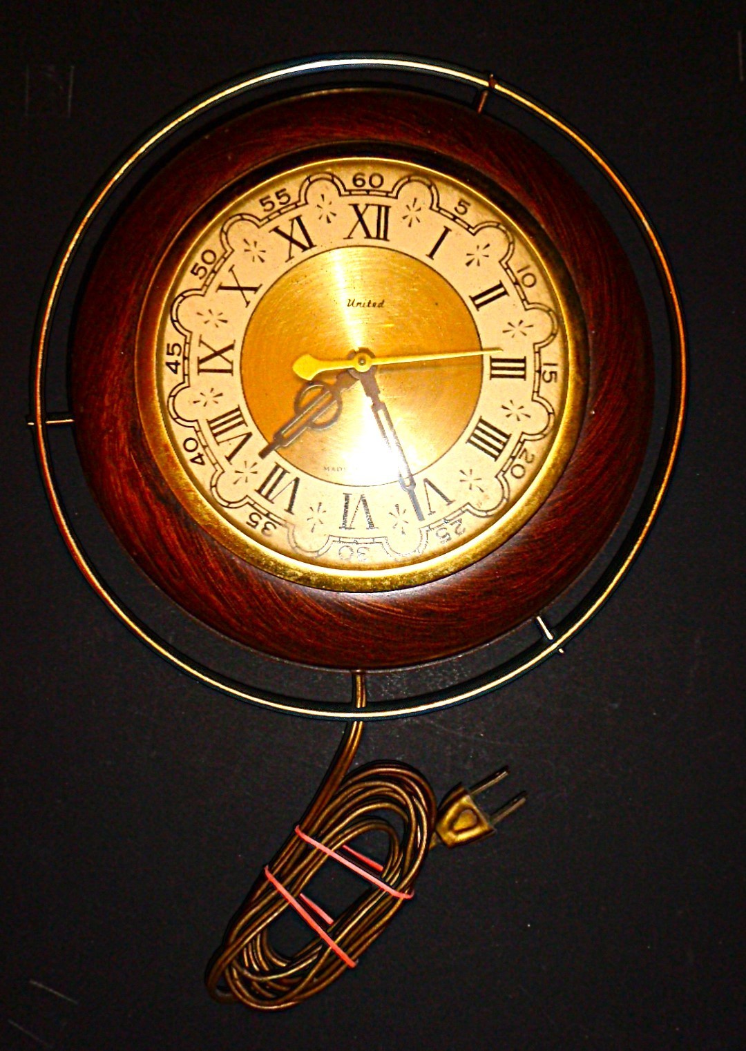 Vintage 1965 United Model 223 Retro Electric Wall Clock Metal Works Quiet USA*