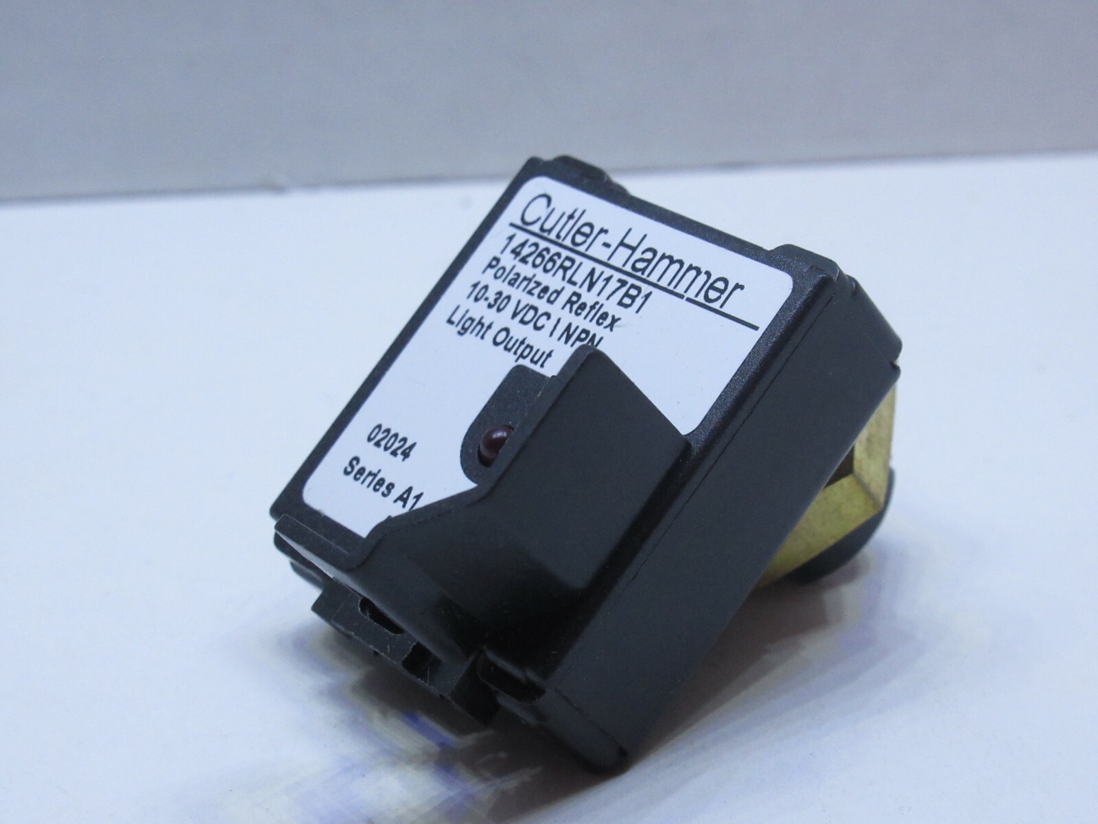 (NEW) CUTLER HAMMER 14266RLN17B1 Series A1 10-30Vdc Photoelectric Sensor