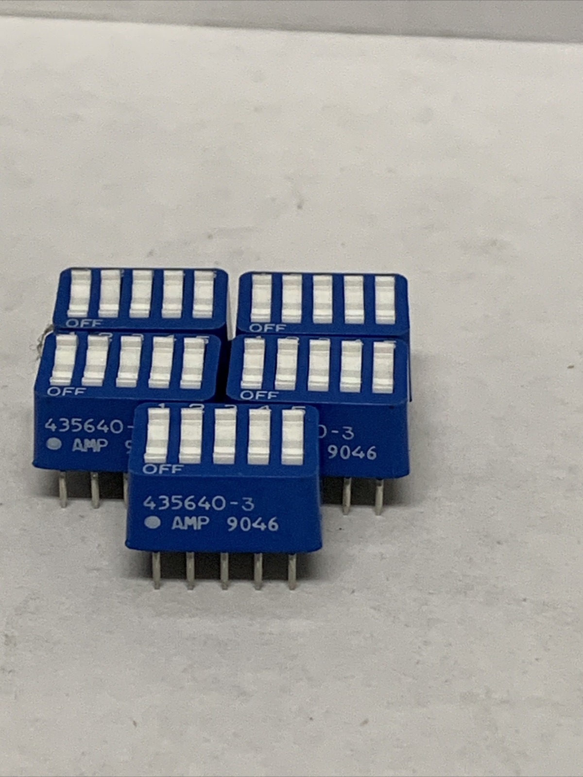 435640-3 AMP Switch DIP OFF ON SPST 5 Raised Rocker 0.06A 24VDC PC Pins 2.54mm