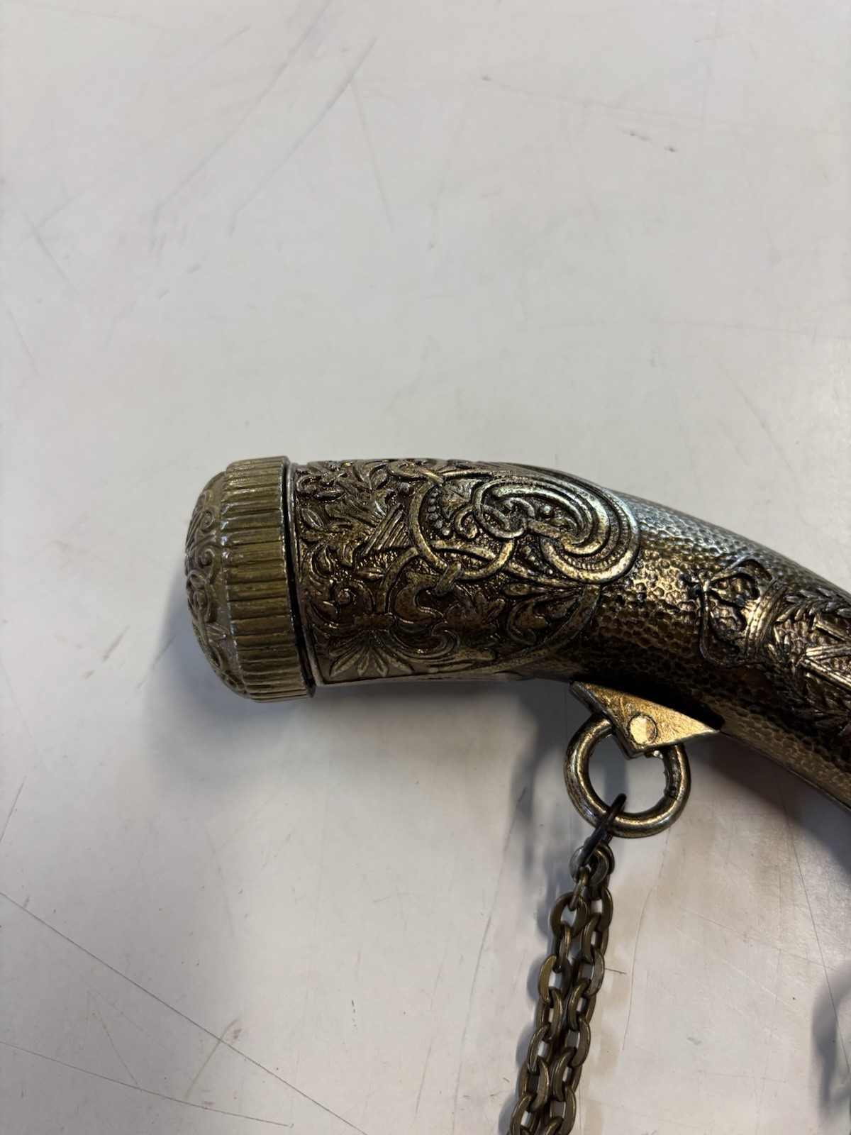 VTG BRASS METAL BLACK POWDER HORN, VERY HEAVY, COMPLETE W/ CHAIN & COVER