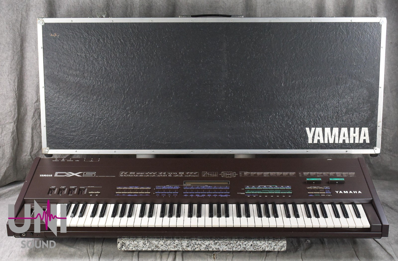 YAMAHA DX5 6-operator FM tone generators synthesizer in Good condition.