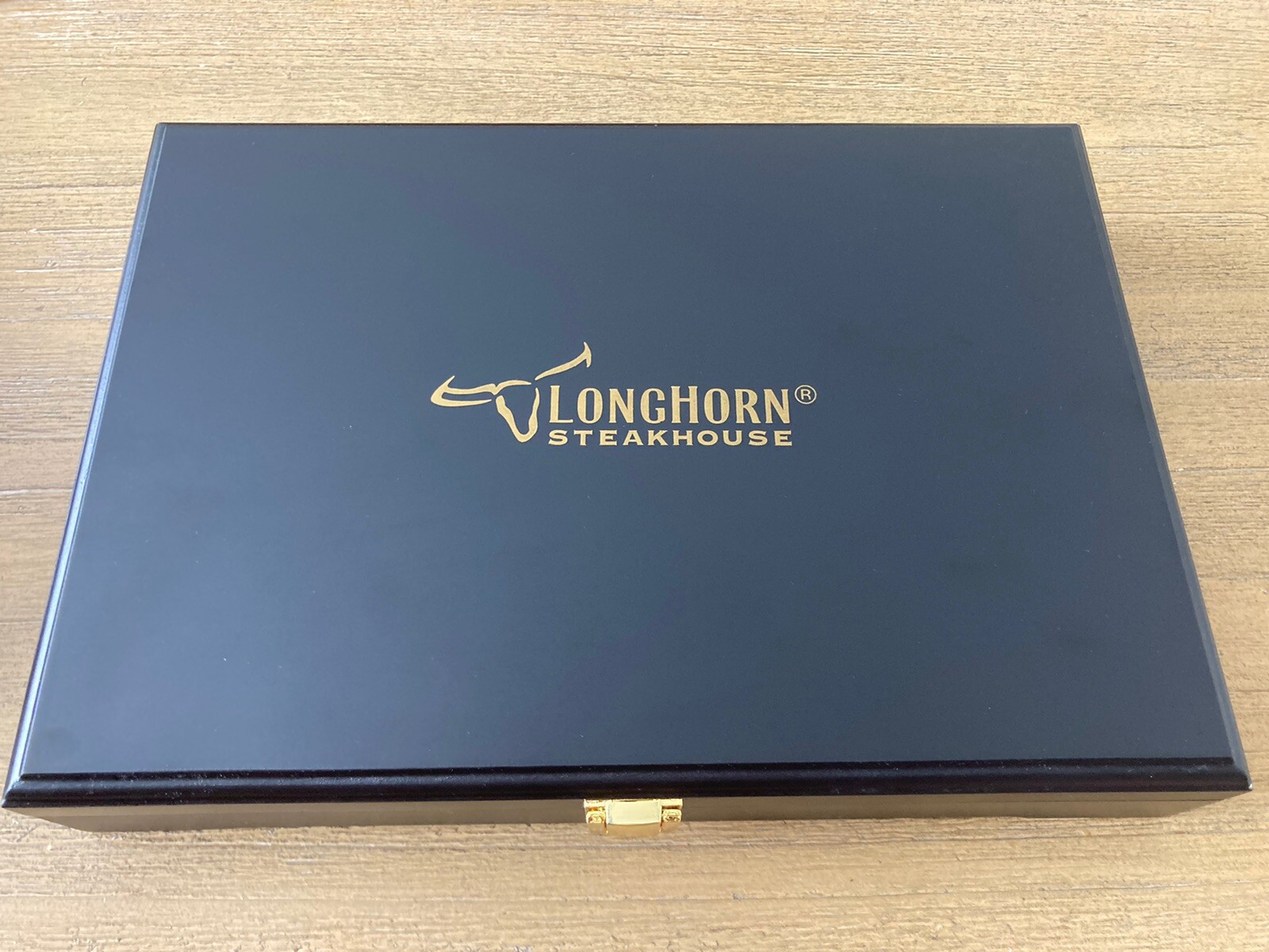 Brand New Longhorn Steakhouse Steak Knives Set of 4 with Wood Case NEW