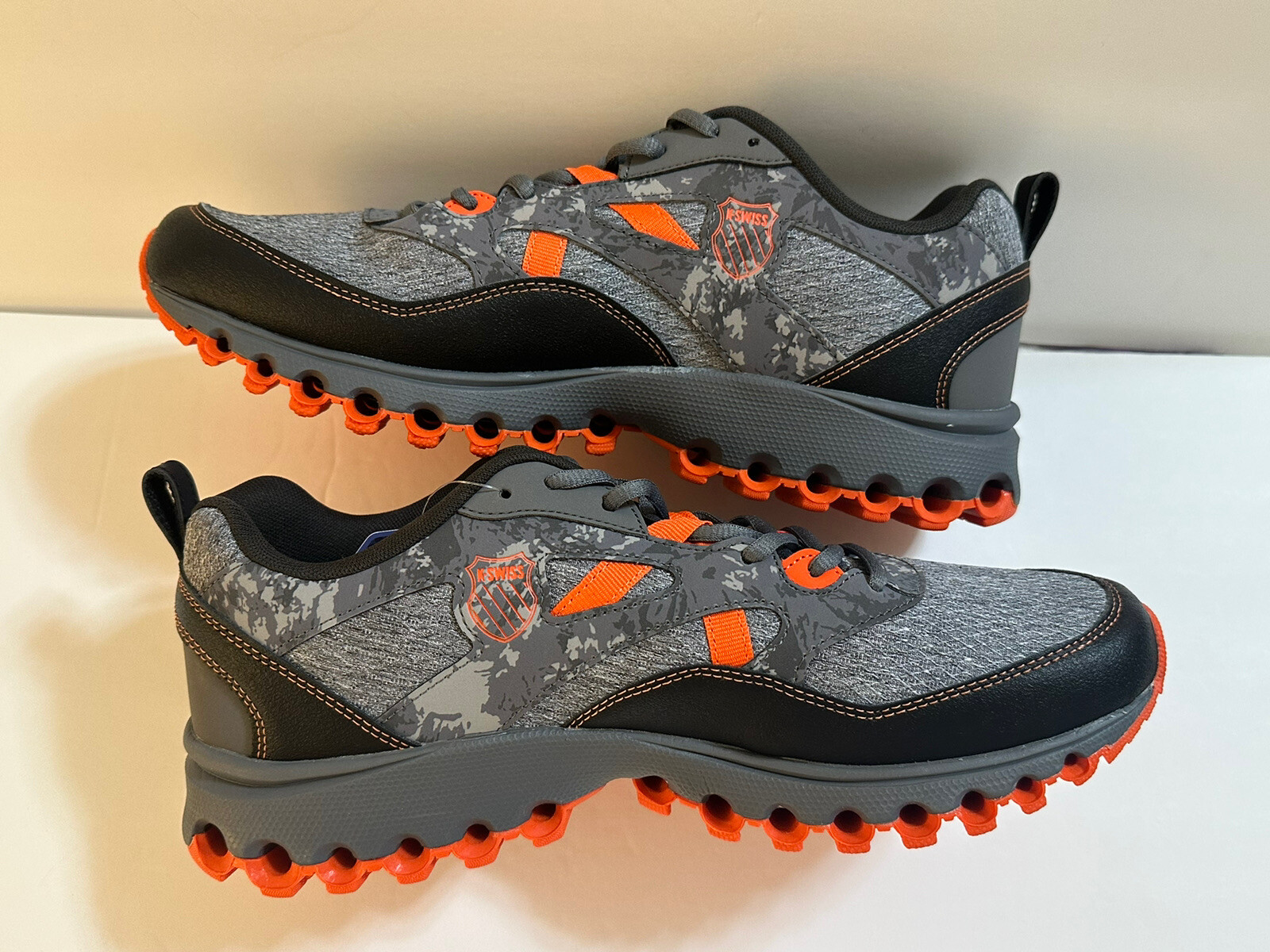 NEW KSwiss Mens Tubes Trail Comfort 200 Gray Orange Running Shoes Size 9