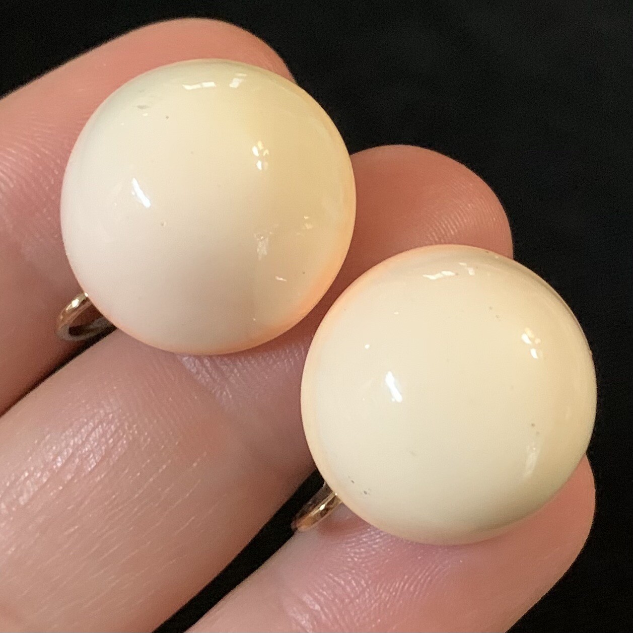 Vtg Pale Peach Bold Dome Enamel Screw Back Earrings 7/8”