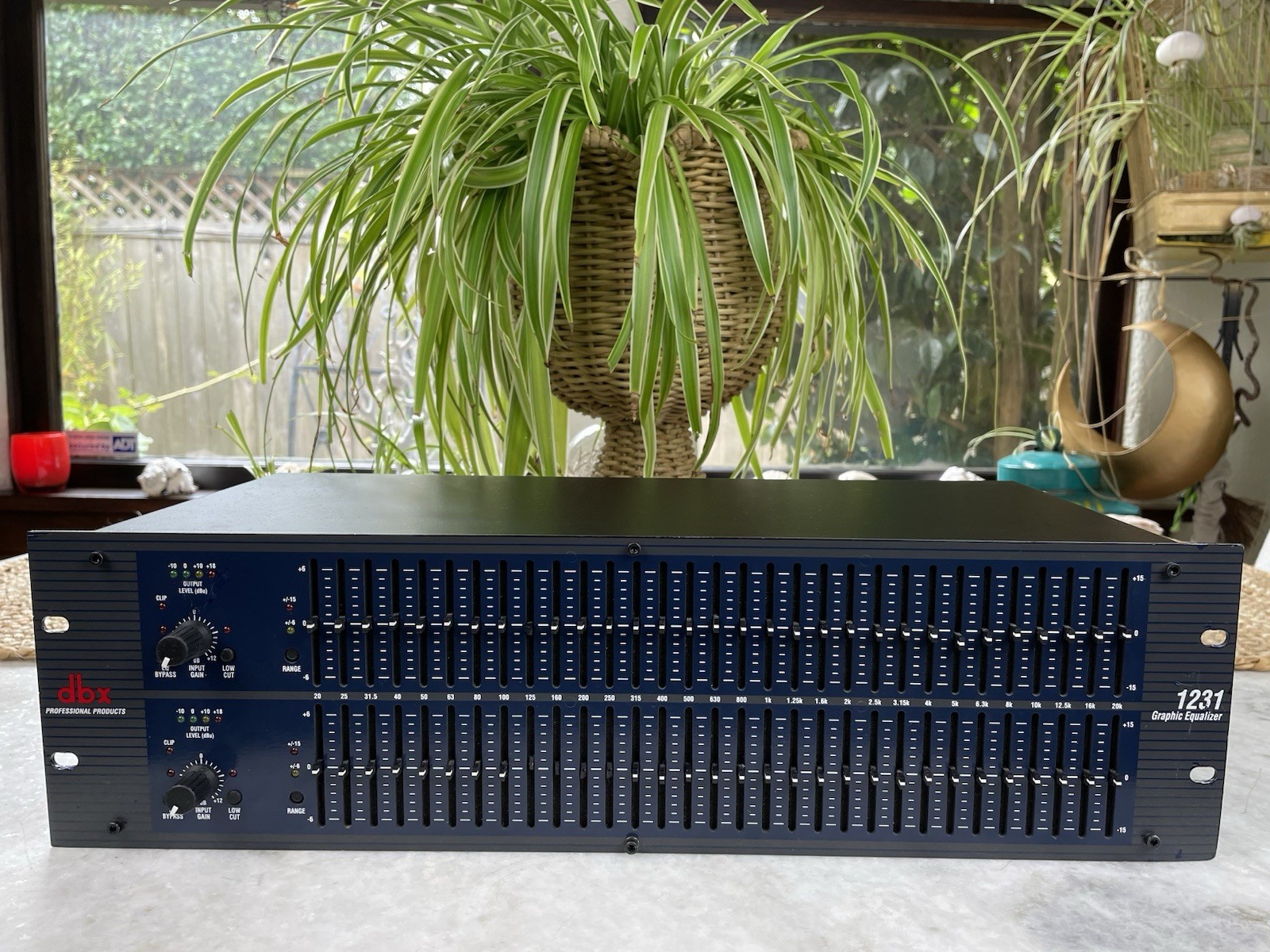 dbx 1231 2-Ch Graphic Equalizer, Rackmount 2U, 20Hz-20kHz, XLR/TRS working