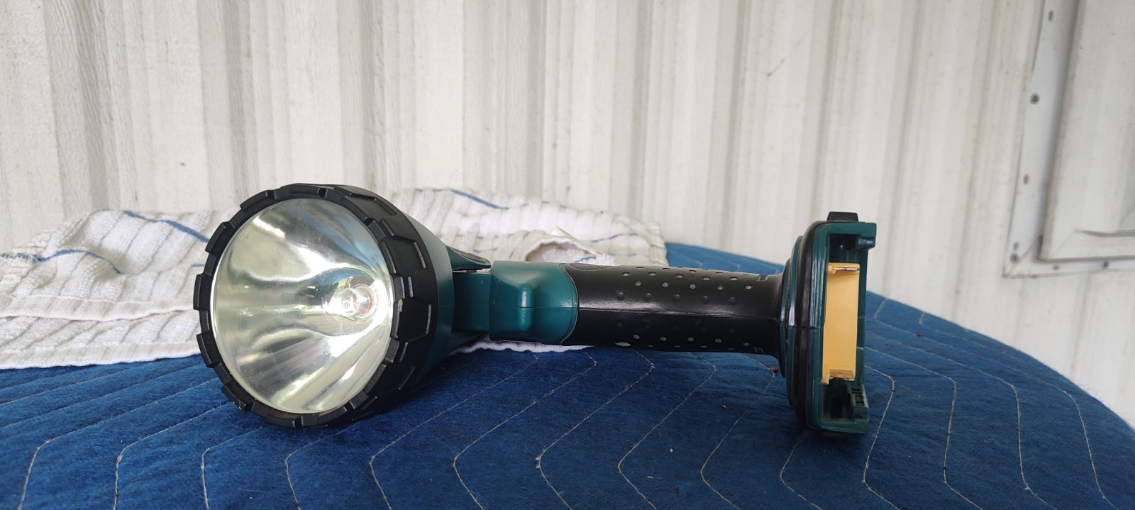 Makita BML185!18-Volt LXT Lithium-Ion Cordless 12 L.E.D. Flashlight
