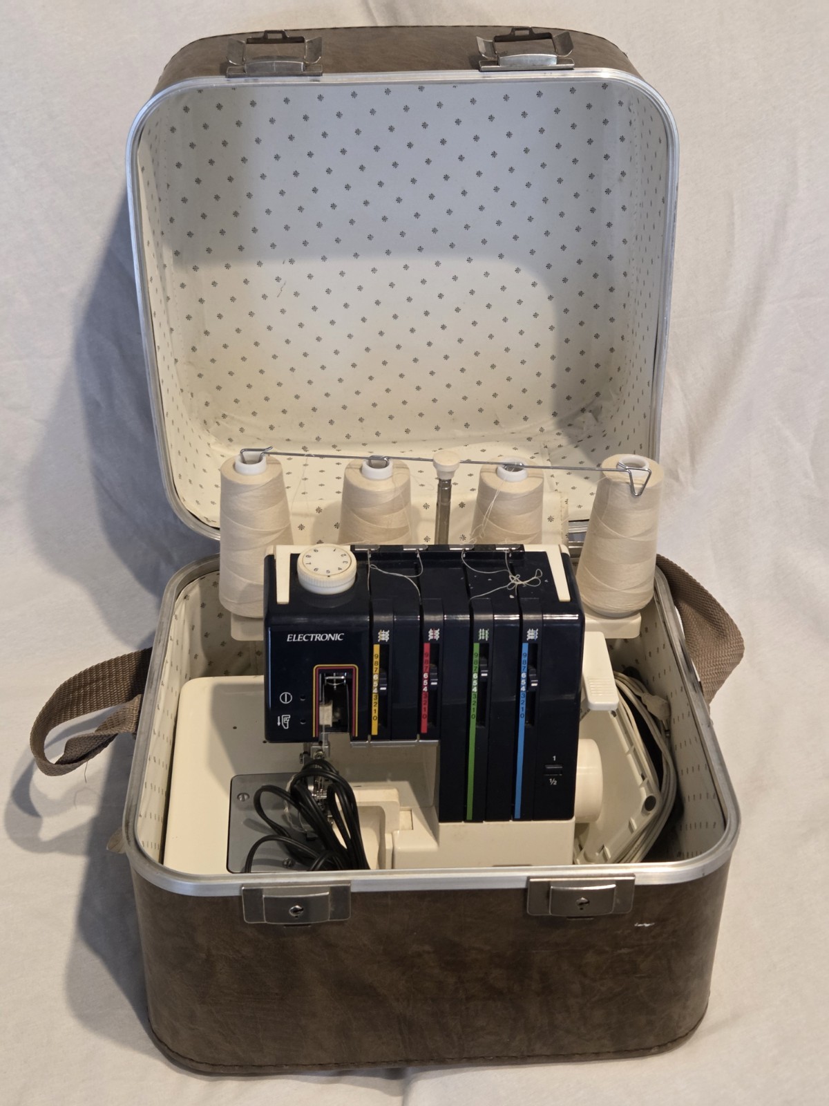Huskylock 560 ED Electronic Serger Overlock Machine w/ Foot Pedal & Case