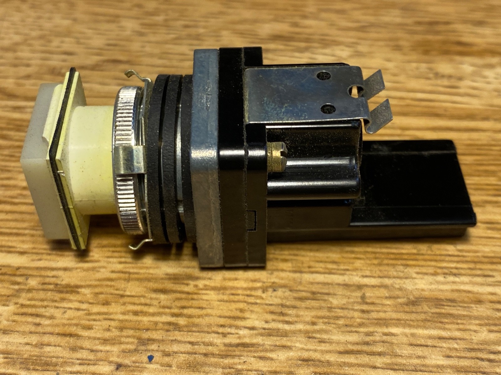 Micro Switch/Honeywell PMP-7737 Push-Button Switch Assembly