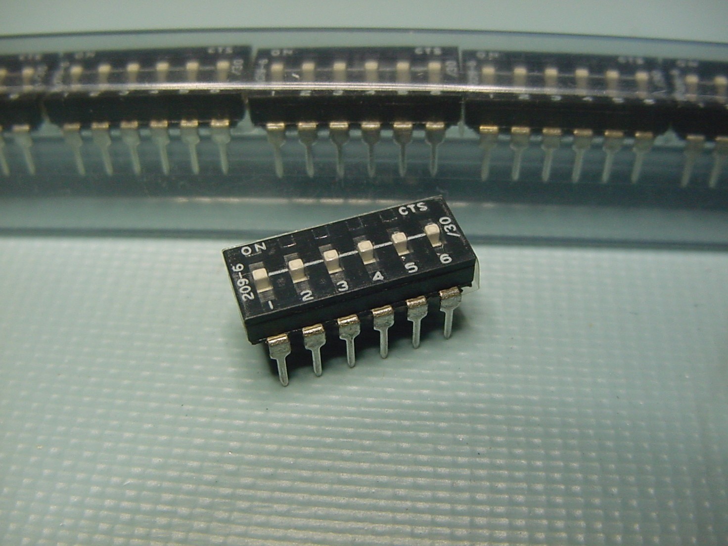 CTS 6 POSITION DIP SWITCH NOS in original manufacturer tubes (lot of 50pcs)