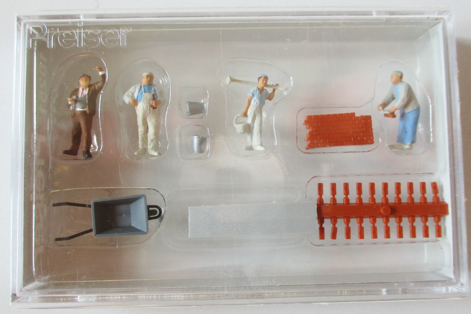 HO Preiser Figures  10251 BRICKLAYERS / BRICK LAYERS with Accessories