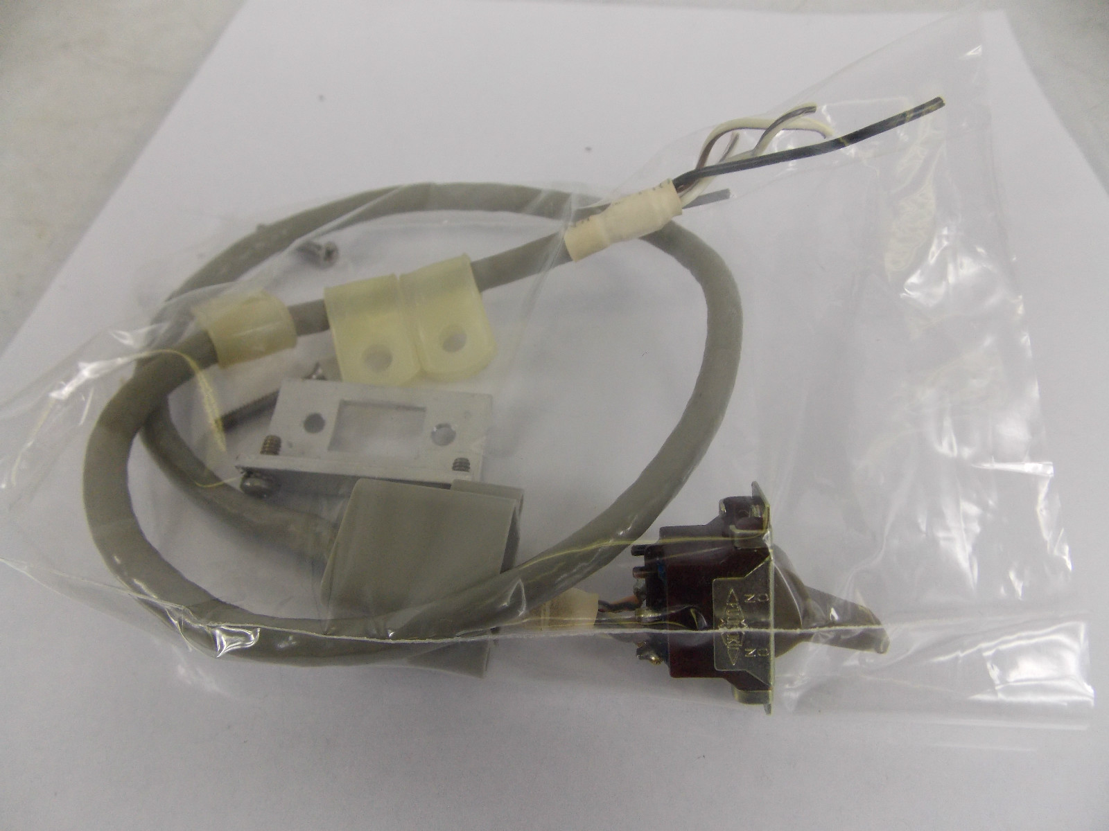 HP AGILENT 3320B FREQUENCY SYNTHESIZER SWITCH W/ ALUMINUM HOUSING & 18" WIRE