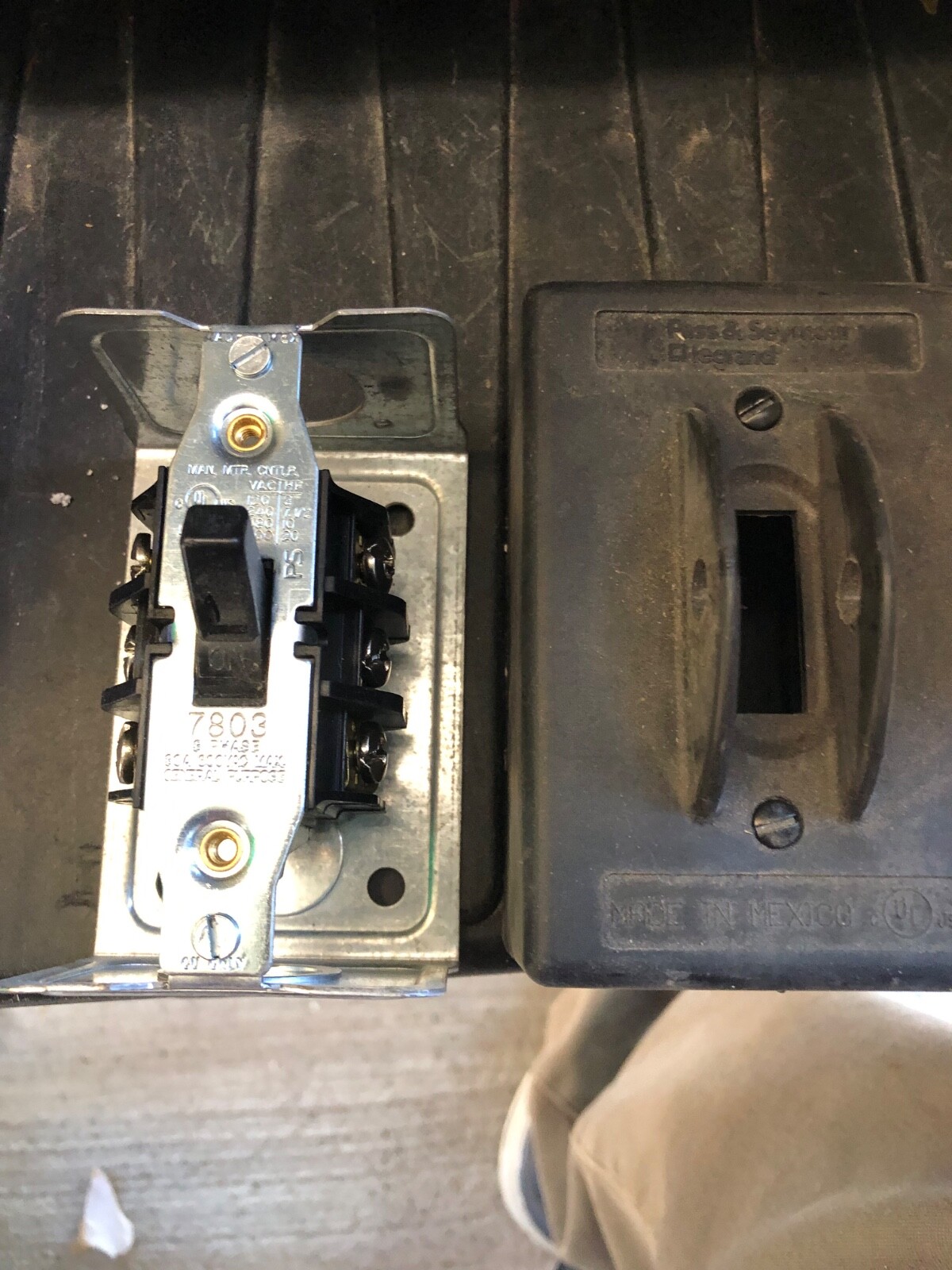 MANUAL MOTOR CONTROLLER 1 - PS 7803 and 1 SQUARE D CLASS 2510