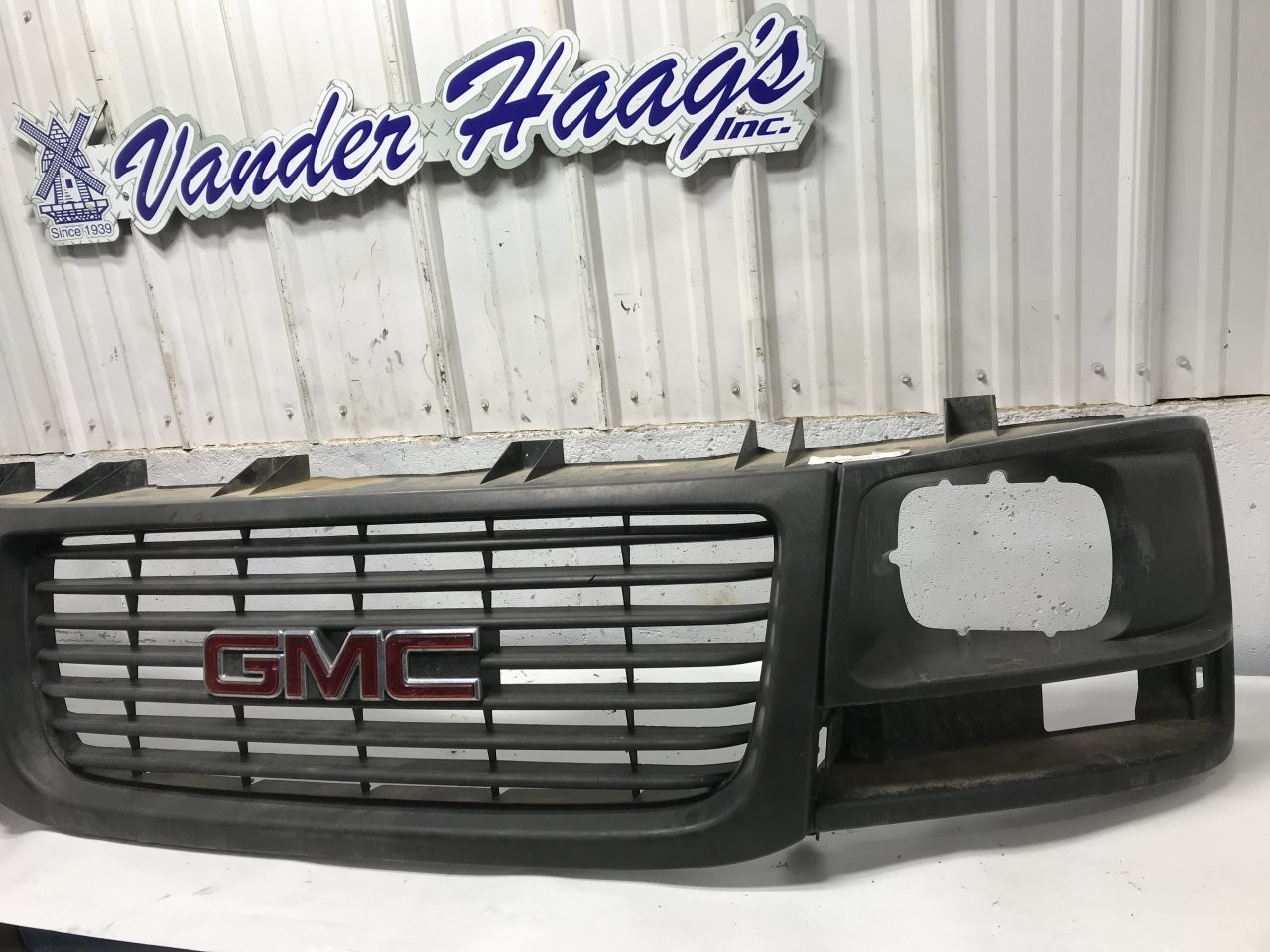 GMC CUBE VAN Grille - Used | P/N GLG081
