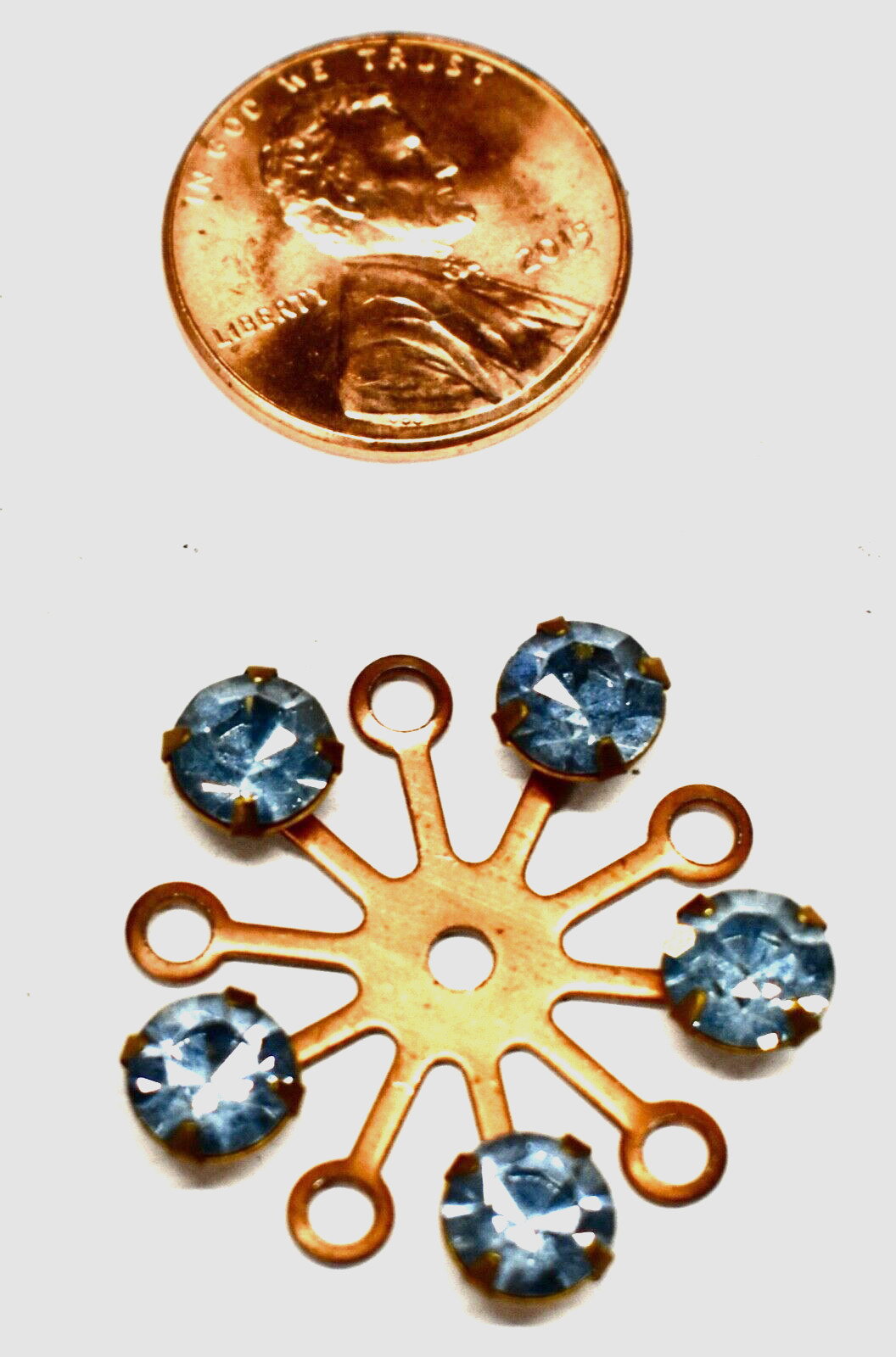 VINTAGE LIGHT SAPHIRE FLOWER SPOKE PENDANT * CENTER HOLE * 26mm pronged rh