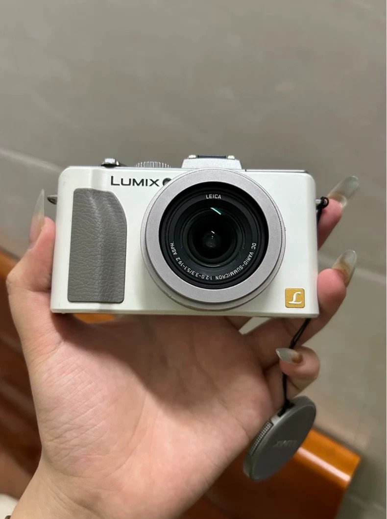 Panasonic LUMIX DMC-LX5 10.1MP 3.8X Optical Zoom Compact Digital Camera English