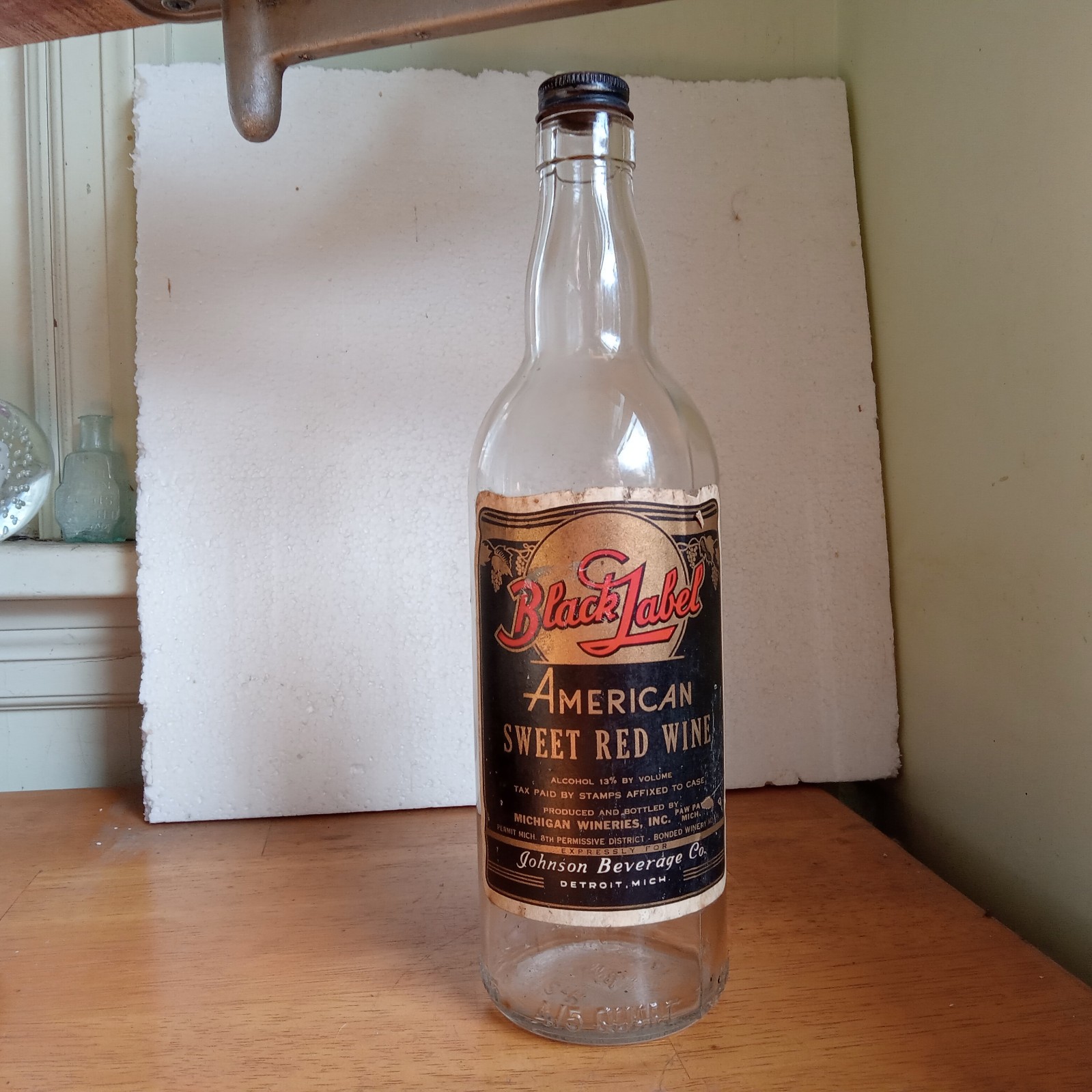 1940s BLACK LABEL AMERICAN SWEET RED WINE MICHIGAN WINERIES PAW PAW,MICH BOTTLE