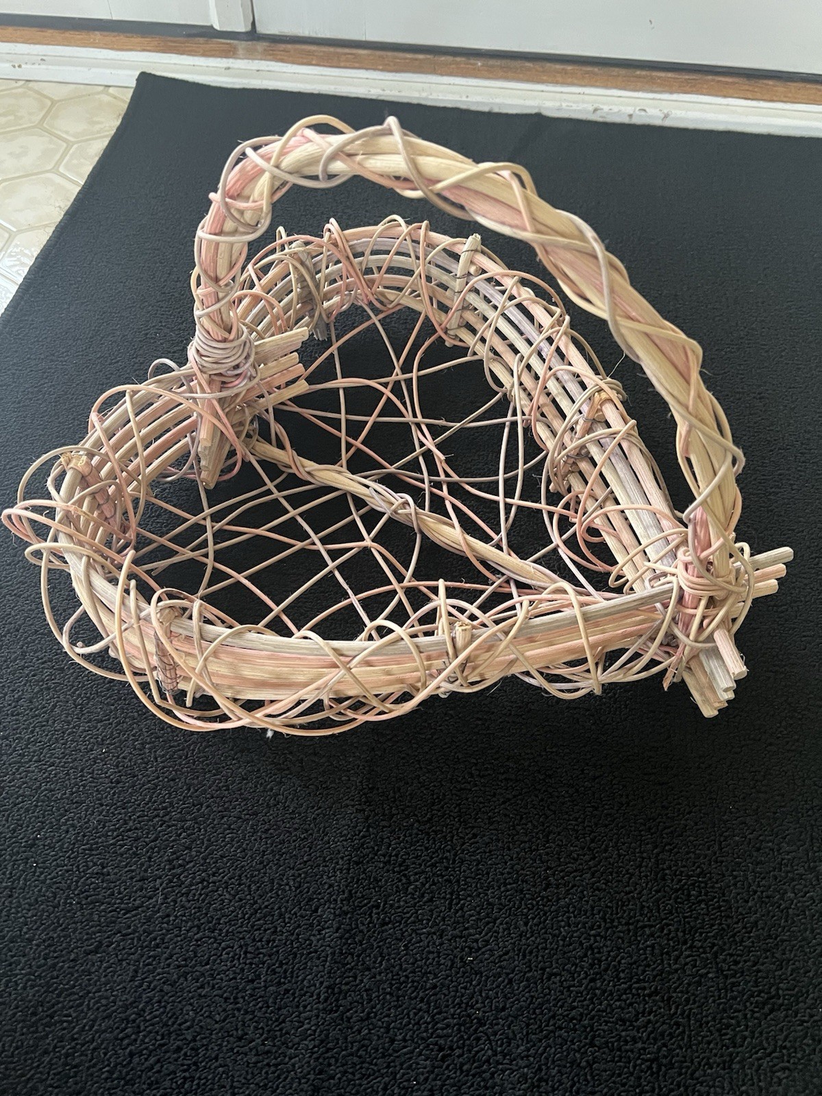 BASKET/HEART SHAPED WOVEN GRAPEVINE / WILLOW BASKET