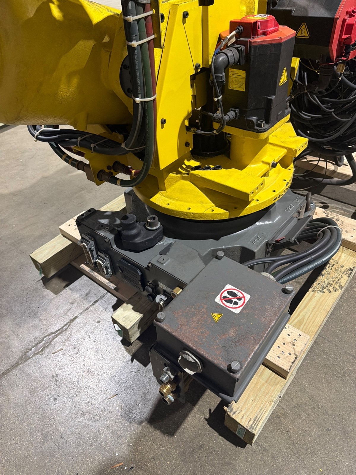 FANUC R‑2000iB/210F Complete w/ R‑30iB Controller USED